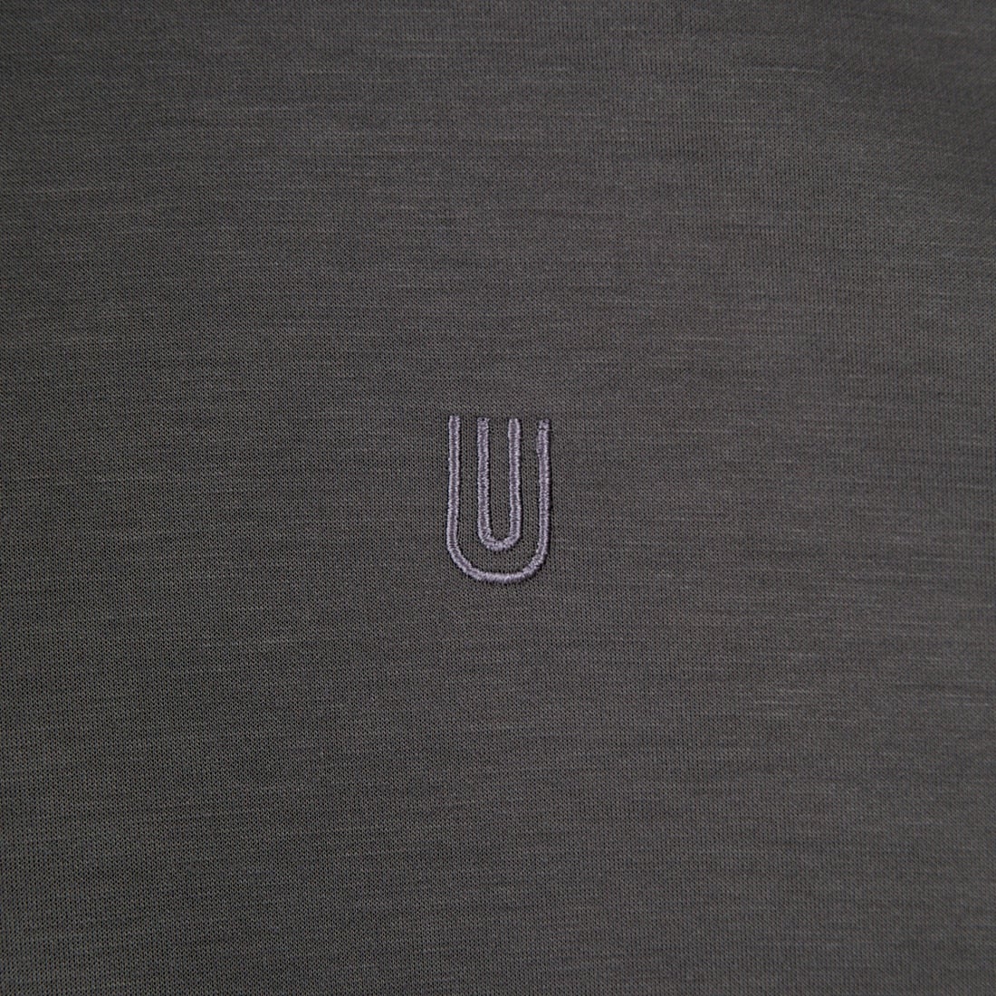 UNIVERSAL OVERALL [ユニバーサルオーバーオール] 別注 ワンポイントロゴ刺繍 ポンチ スウェットパーカー [U2531230IN-JF] CHARCOAL