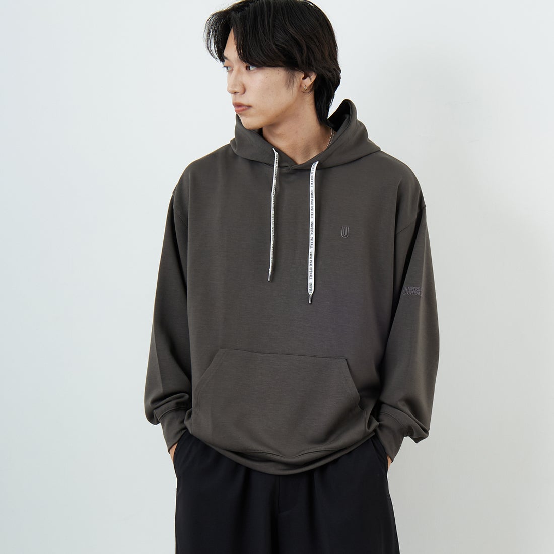 UNIVERSAL OVERALL [ユニバーサルオーバーオール] 別注 ワンポイントロゴ刺繍 ポンチ スウェットパーカー [U2531230IN-JF] CHARCOAL &&モデル身長：179cm 着用サイズ：L&&