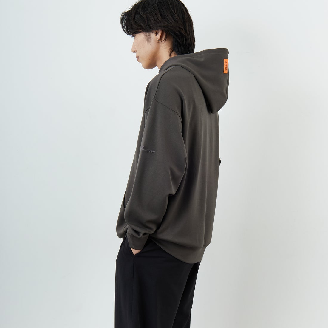 UNIVERSAL OVERALL [ユニバーサルオーバーオール] 別注 ワンポイントロゴ刺繍 ポンチ スウェットパーカー [U2531230IN-JF] CHARCOAL &&モデル身長：179cm 着用サイズ：L&&