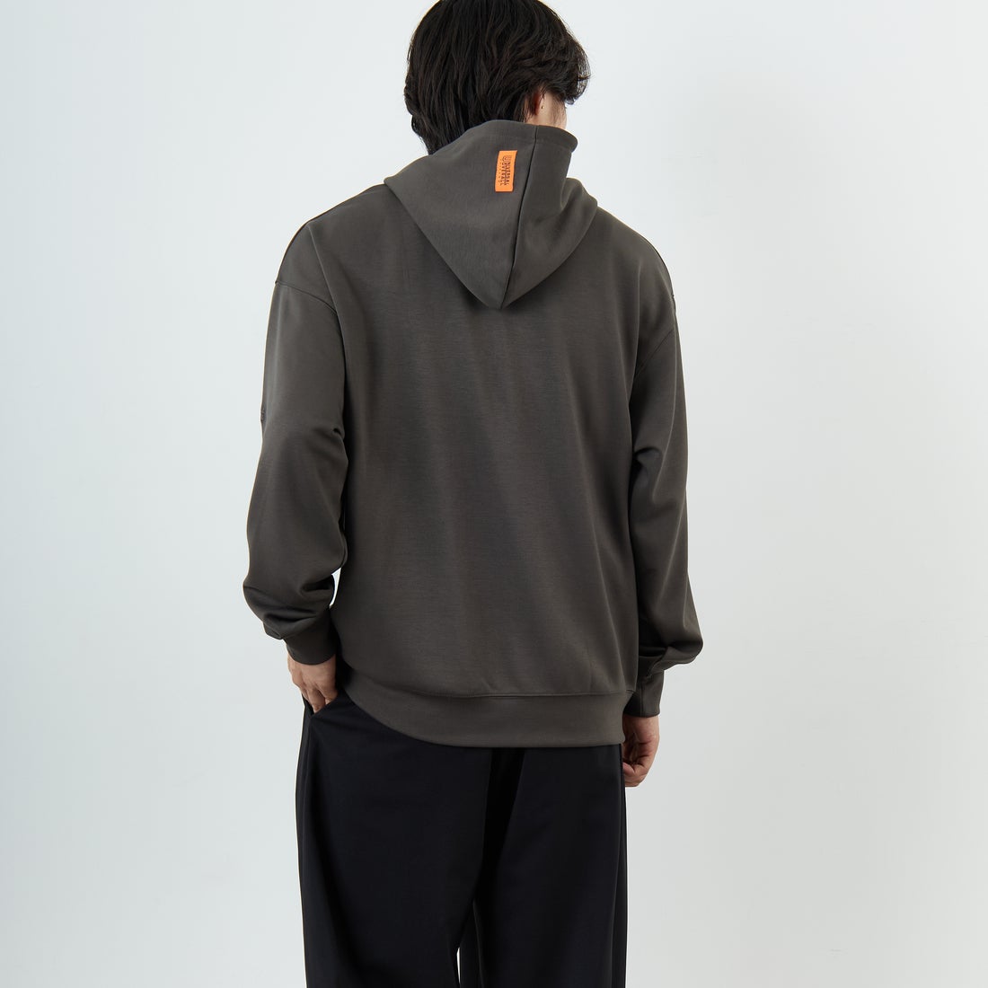 UNIVERSAL OVERALL [ユニバーサルオーバーオール] 別注 ワンポイントロゴ刺繍 ポンチ スウェットパーカー [U2531230IN-JF] CHARCOAL &&モデル身長：179cm 着用サイズ：L&&