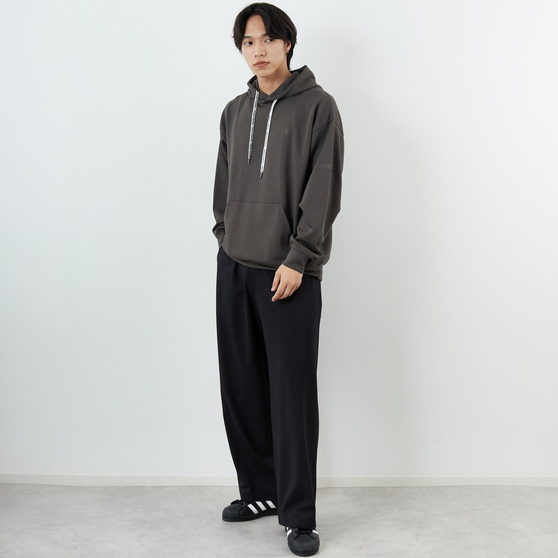 UNIVERSAL OVERALL [ユニバーサルオーバーオール] 別注 ワンポイントロゴ刺繍 ポンチ スウェットパーカー [U2531230IN-JF] CHARCOAL &&モデル身長：179cm 着用サイズ：L&&