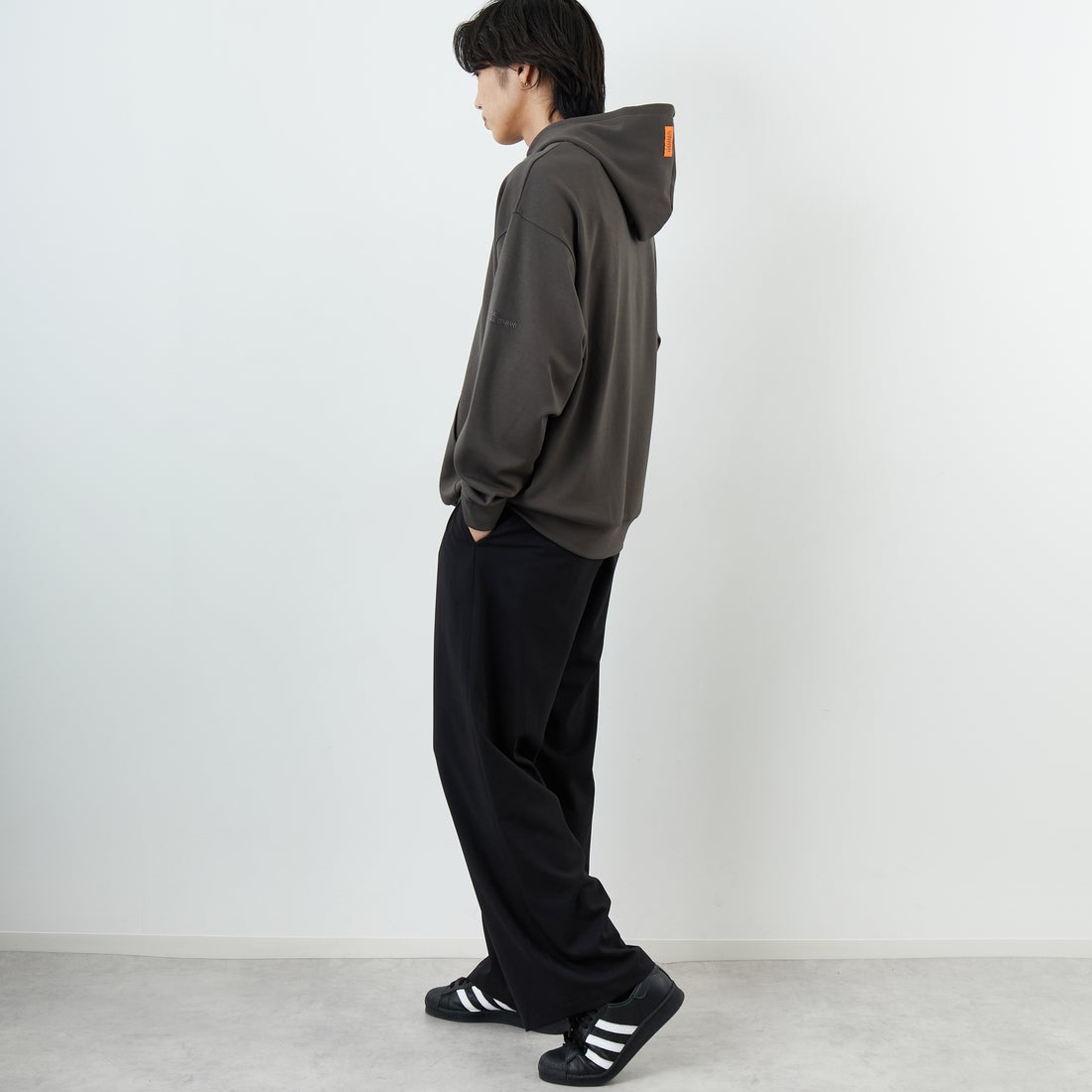 UNIVERSAL OVERALL [ユニバーサルオーバーオール] 別注 ワンポイントロゴ刺繍 ポンチ スウェットパーカー [U2531230IN-JF] CHARCOAL &&モデル身長：179cm 着用サイズ：L&&