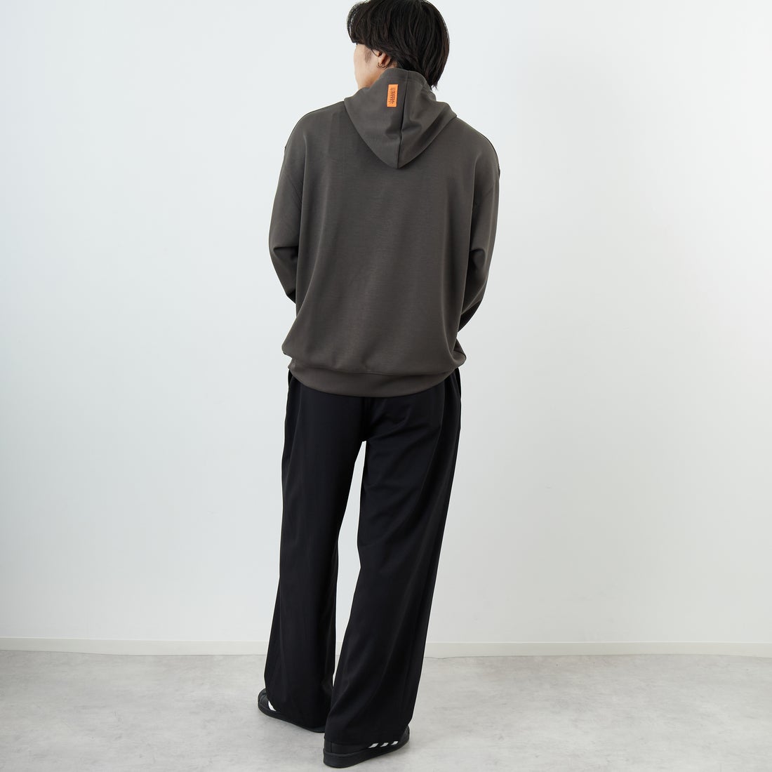 UNIVERSAL OVERALL [ユニバーサルオーバーオール] 別注 ワンポイントロゴ刺繍 ポンチ スウェットパーカー [U2531230IN-JF] CHARCOAL &&モデル身長：179cm 着用サイズ：L&&