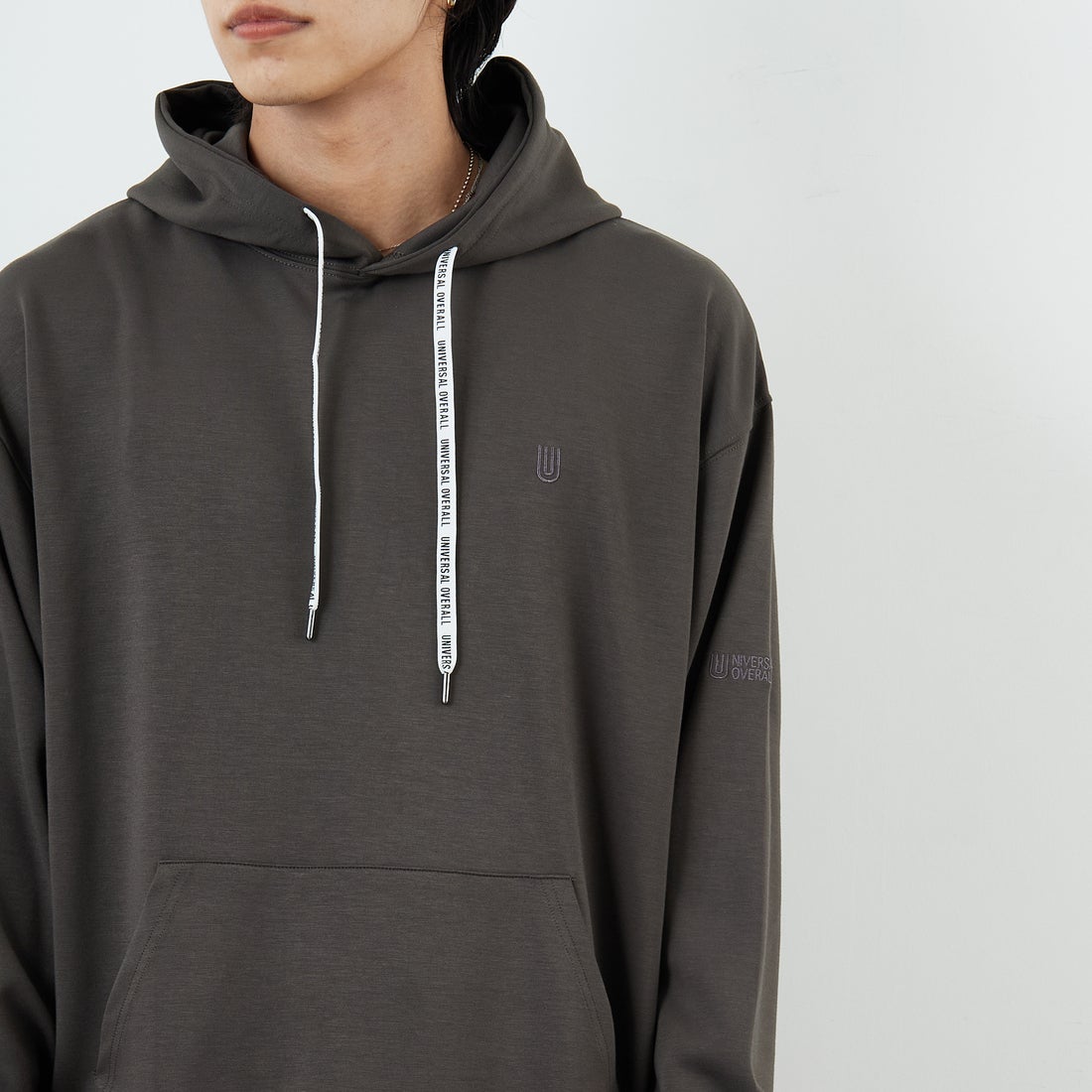 UNIVERSAL OVERALL [ユニバーサルオーバーオール] 別注 ワンポイントロゴ刺繍 ポンチ スウェットパーカー [U2531230IN-JF] CHARCOAL &&モデル身長：179cm 着用サイズ：L&&