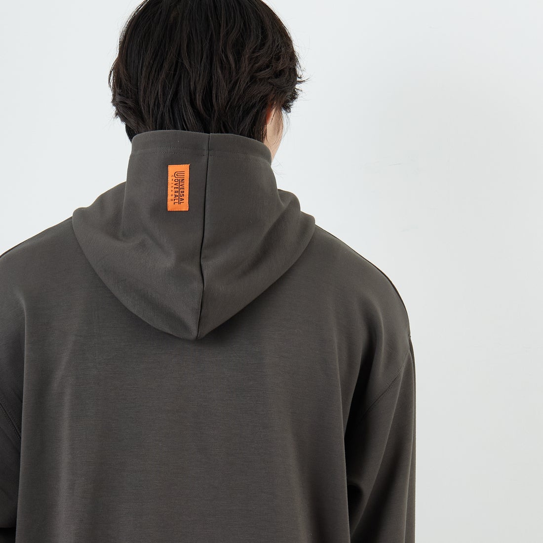 UNIVERSAL OVERALL [ユニバーサルオーバーオール] 別注 ワンポイントロゴ刺繍 ポンチ スウェットパーカー [U2531230IN-JF] CHARCOAL &&モデル身長：179cm 着用サイズ：L&&
