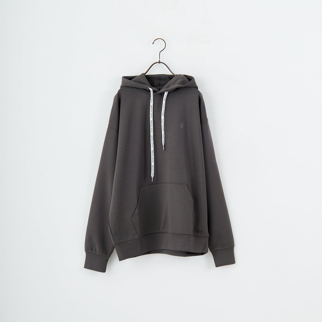 UNIVERSAL OVERALL [ユニバーサルオーバーオール] 別注 ワンポイントロゴ刺繍 ポンチ スウェットパーカー [U2531230IN-JF] CHARCOAL