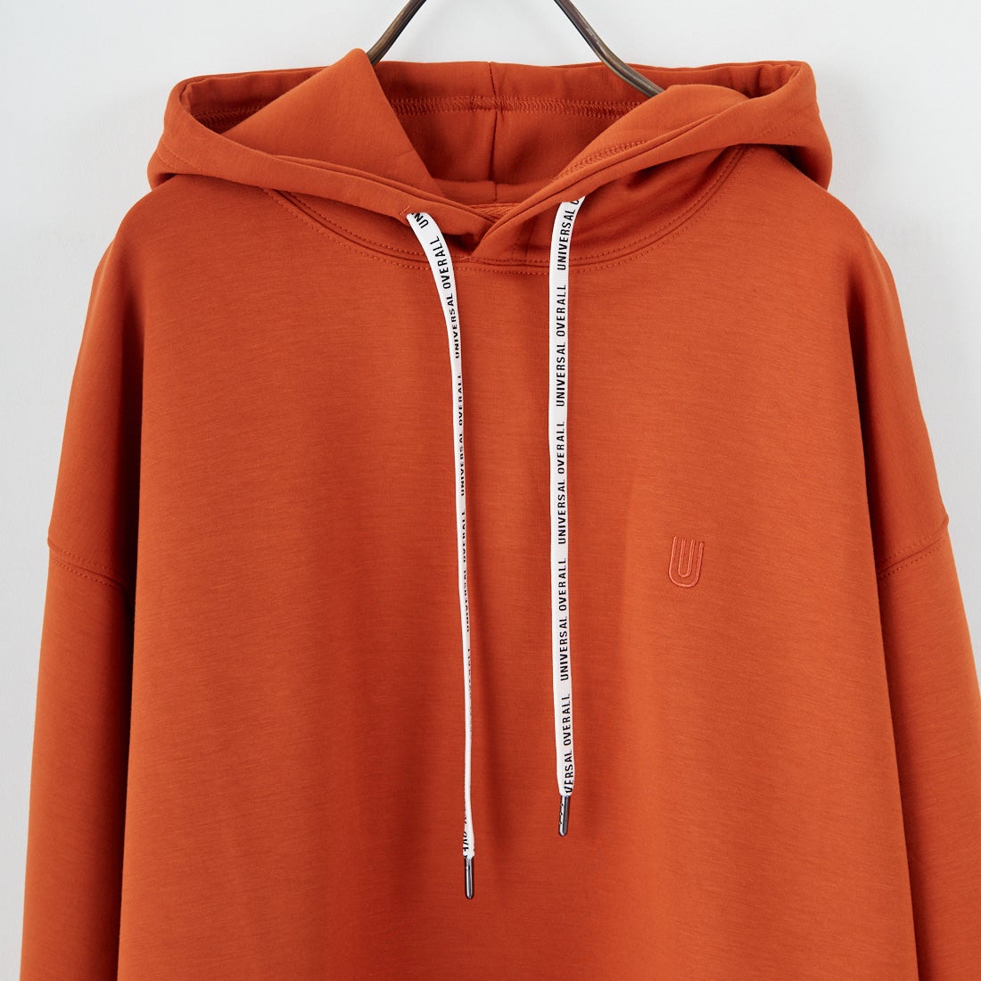 UNIVERSAL OVERALL [ユニバーサルオーバーオール] 別注 ワンポイントロゴ刺繍 ポンチ スウェットパーカー [U2531230IN-JF] ORANGE