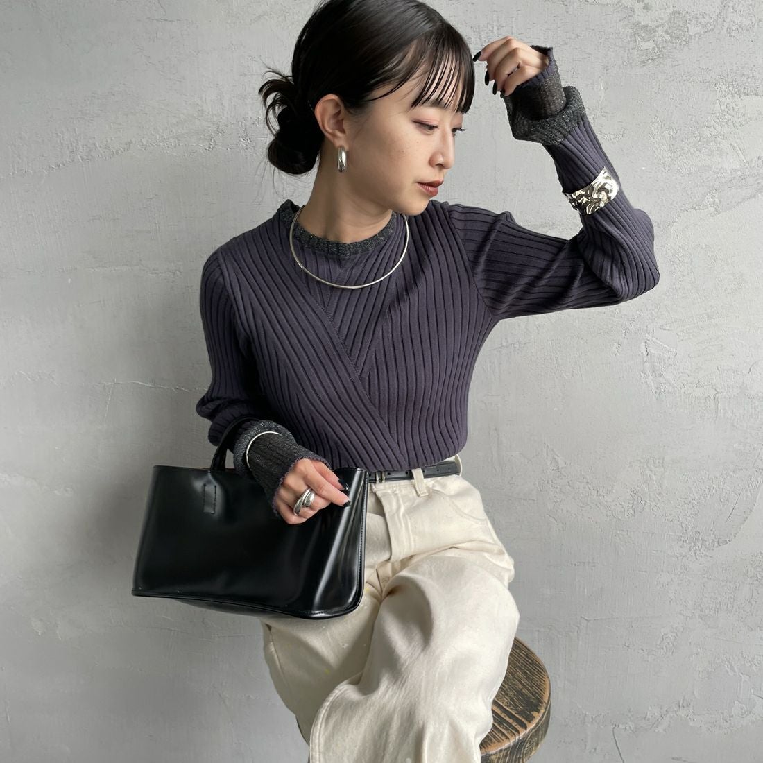 nenom [ネノム] ラメ袖切り替え ランダムリブニット [NE25131024] 08 CHARCOA &&モデル身長：150cm 着用サイズ：F&&