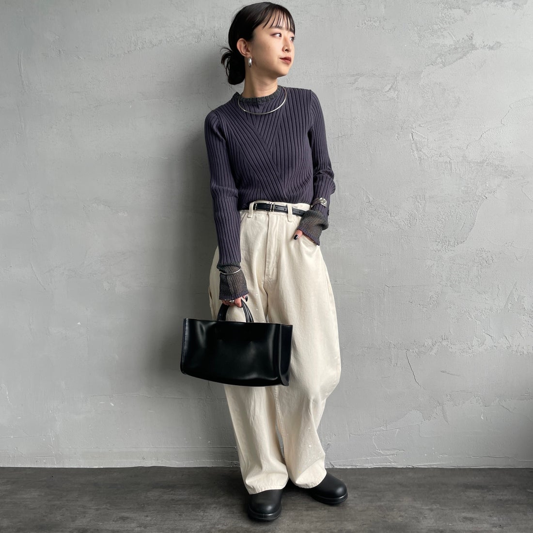 nenom [ネノム] ラメ袖切り替え ランダムリブニット [NE25131024] 08 CHARCOA &&モデル身長：150cm 着用サイズ：F&&