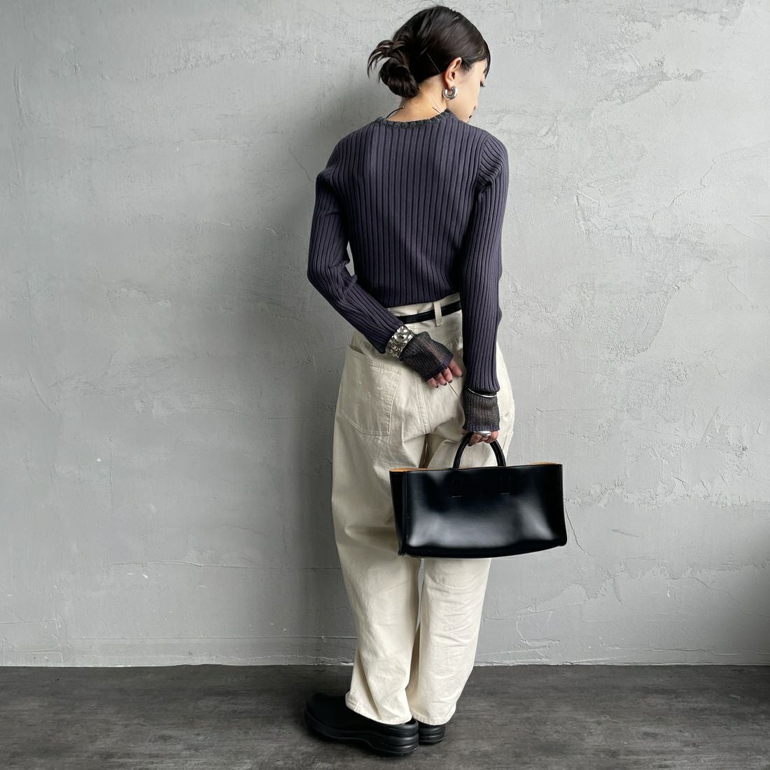 nenom [ネノム] ラメ袖切り替え ランダムリブニット [NE25131024] 08 CHARCOA &&モデル身長：150cm 着用サイズ：F&&