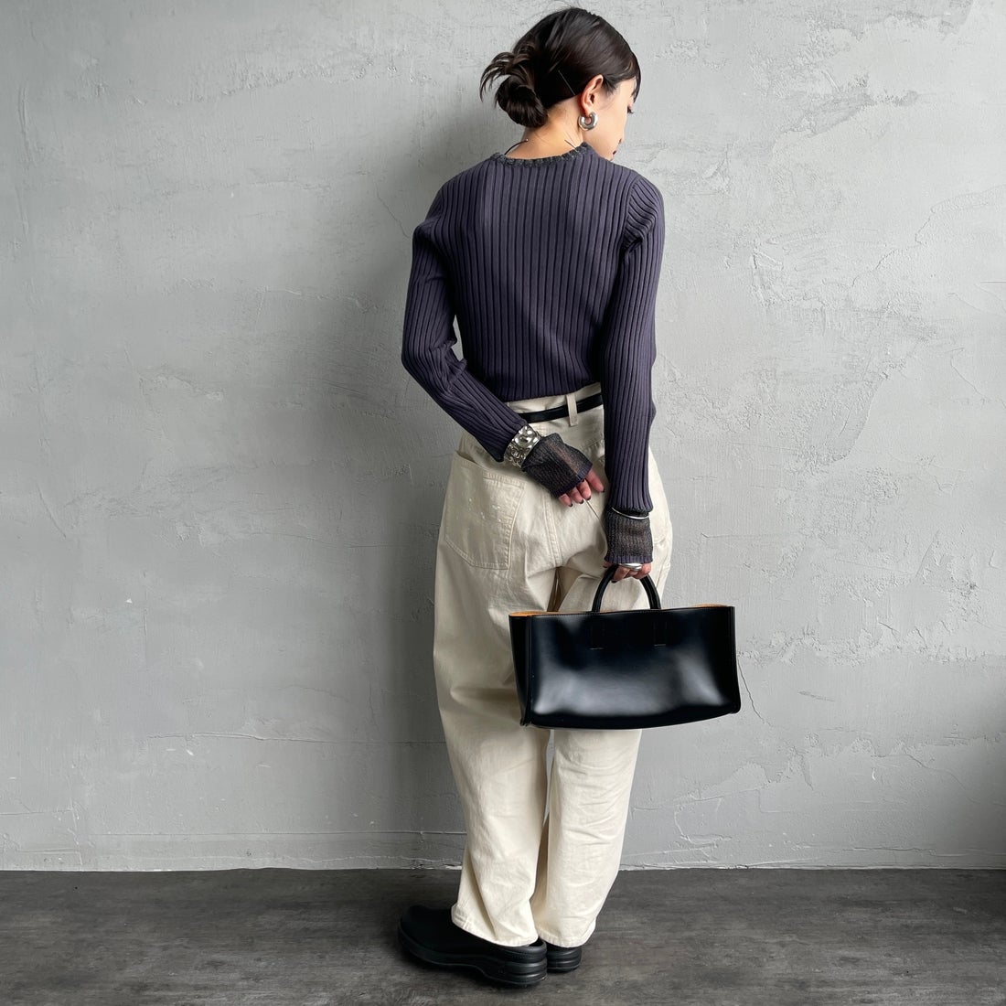 nenom [ネノム] ラメ袖切り替え ランダムリブニット [NE25131024] 08 CHARCOA &&モデル身長：150cm 着用サイズ：F&&