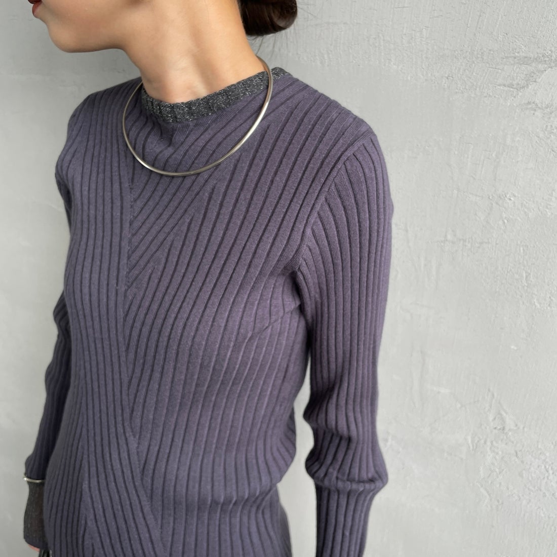 nenom [ネノム] ラメ袖切り替え ランダムリブニット [NE25131024] 08 CHARCOA &&モデル身長：150cm 着用サイズ：F&&