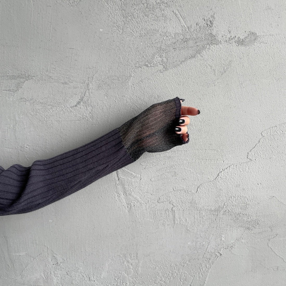 nenom [ネノム] ラメ袖切り替え ランダムリブニット [NE25131024] 08 CHARCOA &&モデル身長：150cm 着用サイズ：F&&