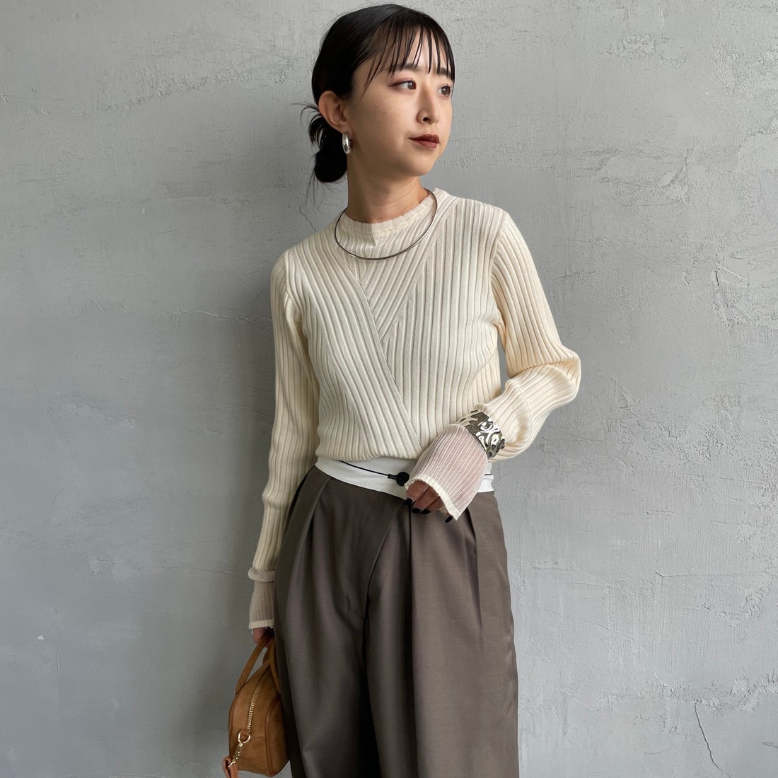 nenom [ネノム] ラメ袖切り替え ランダムリブニット [NE25131024] 21 IVORY &&モデル身長：150cm 着用サイズ：F&&