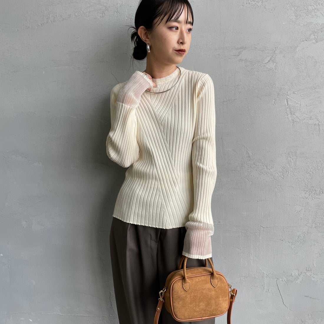 nenom [ネノム] ラメ袖切り替え ランダムリブニット [NE25131024] 21 IVORY &&モデル身長：150cm 着用サイズ：F&&