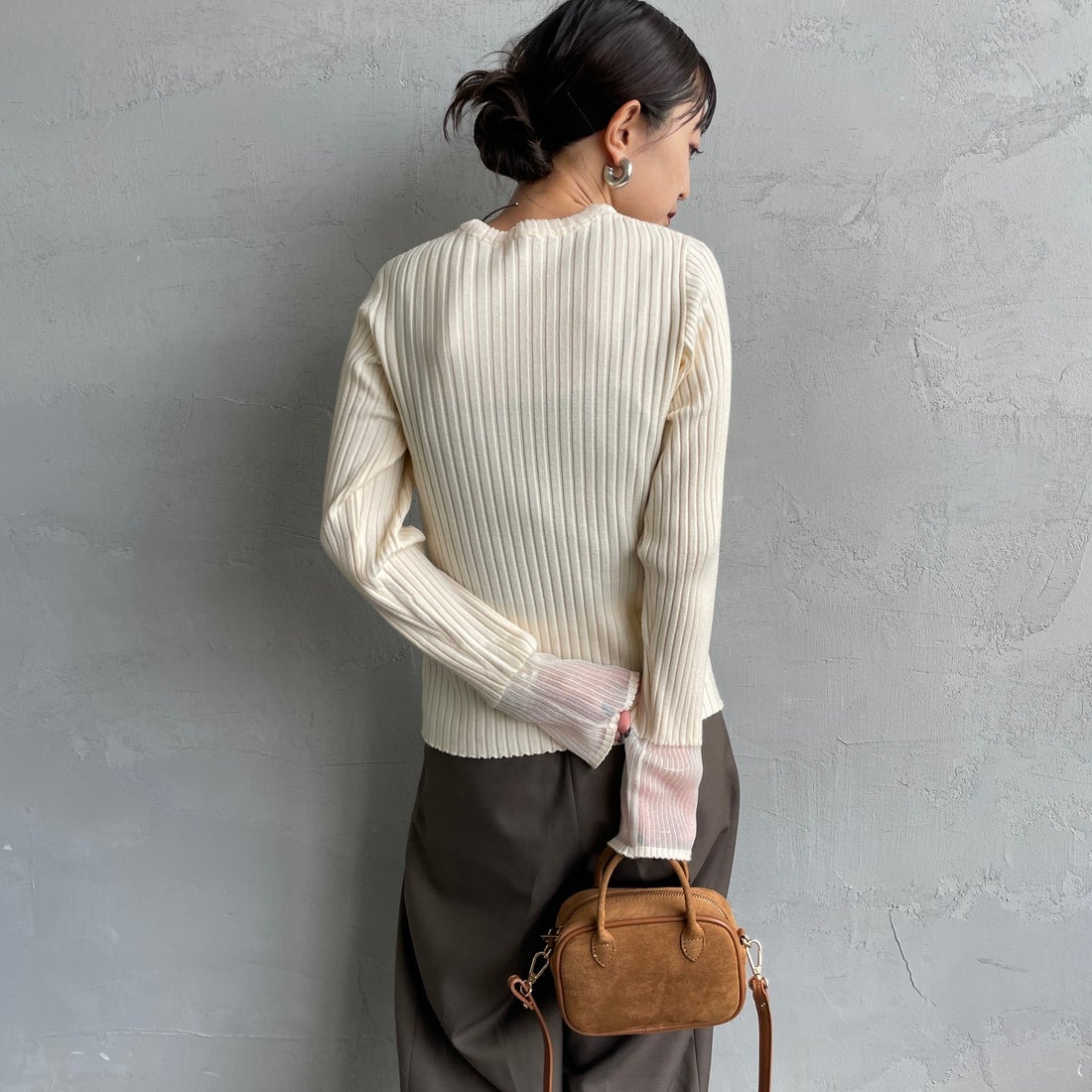 nenom [ネノム] ラメ袖切り替え ランダムリブニット [NE25131024] 21 IVORY &&モデル身長：150cm 着用サイズ：F&&