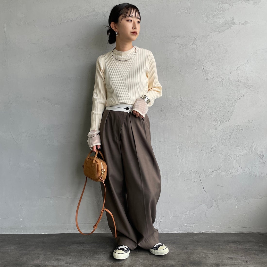 nenom [ネノム] ラメ袖切り替え ランダムリブニット [NE25131024] 21 IVORY &&モデル身長：150cm 着用サイズ：F&&