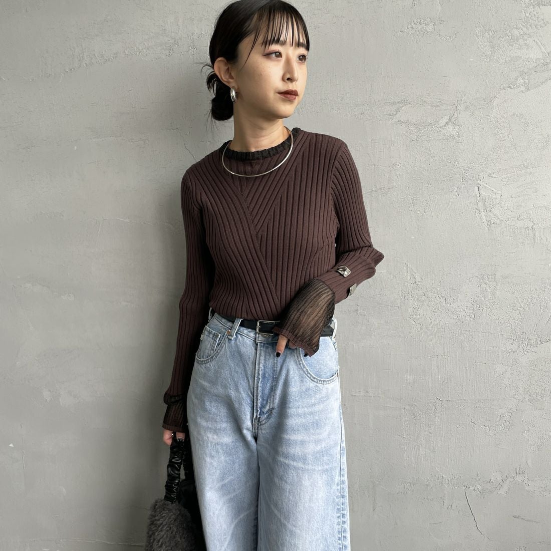 nenom [ネノム] ラメ袖切り替え ランダムリブニット [NE25131024] 28 BROWN &&モデル身長：150cm 着用サイズ：F&&