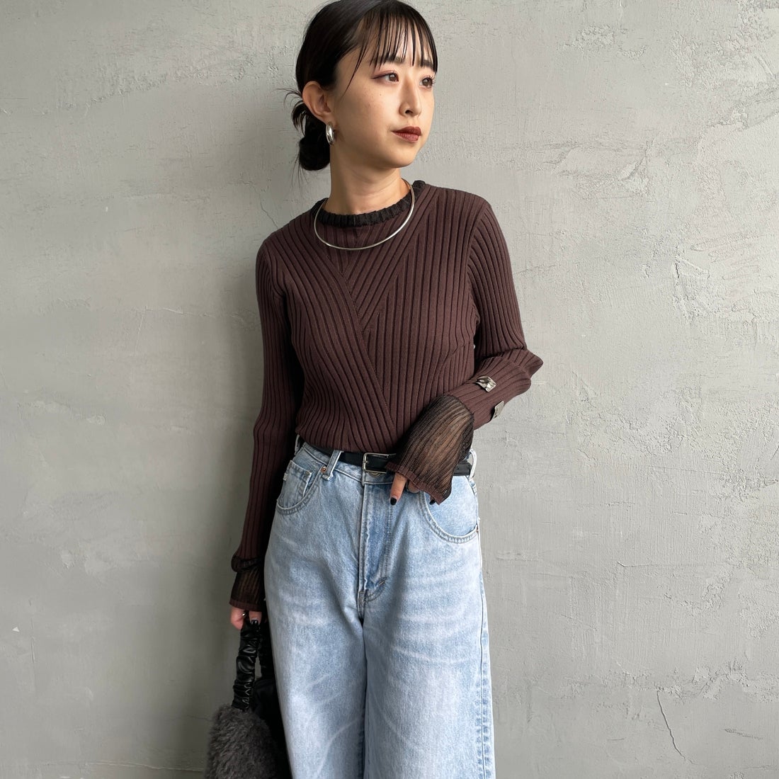 nenom [ネノム] ラメ袖切り替え ランダムリブニット [NE25131024] 28 BROWN &&モデル身長：150cm 着用サイズ：F&&