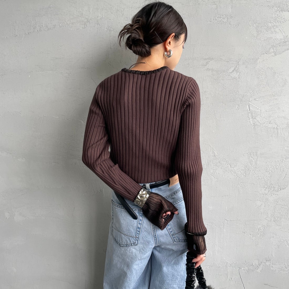 nenom [ネノム] ラメ袖切り替え ランダムリブニット [NE25131024] 28 BROWN &&モデル身長：150cm 着用サイズ：F&&