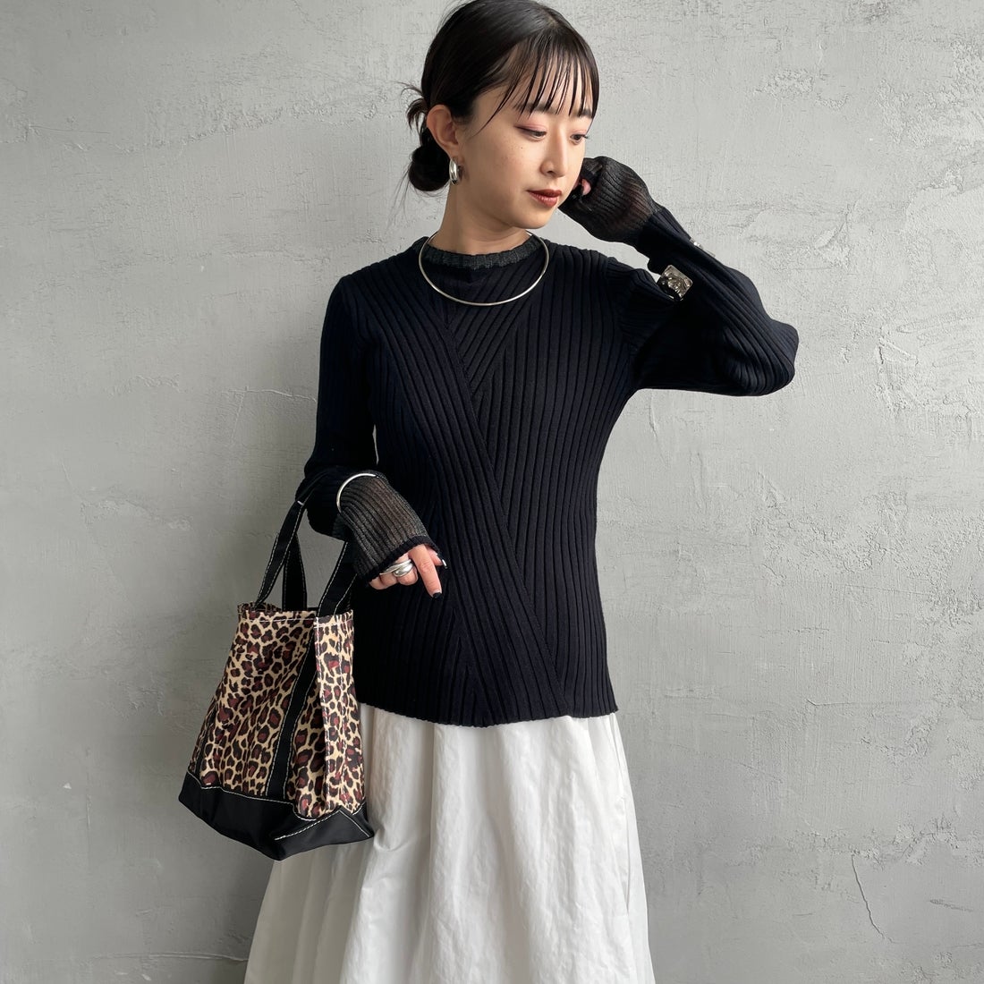 nenom [ネノム] ラメ袖切り替え ランダムリブニット [NE25131024] 09 BLACK &&モデル身長：150cm 着用サイズ：F&&
