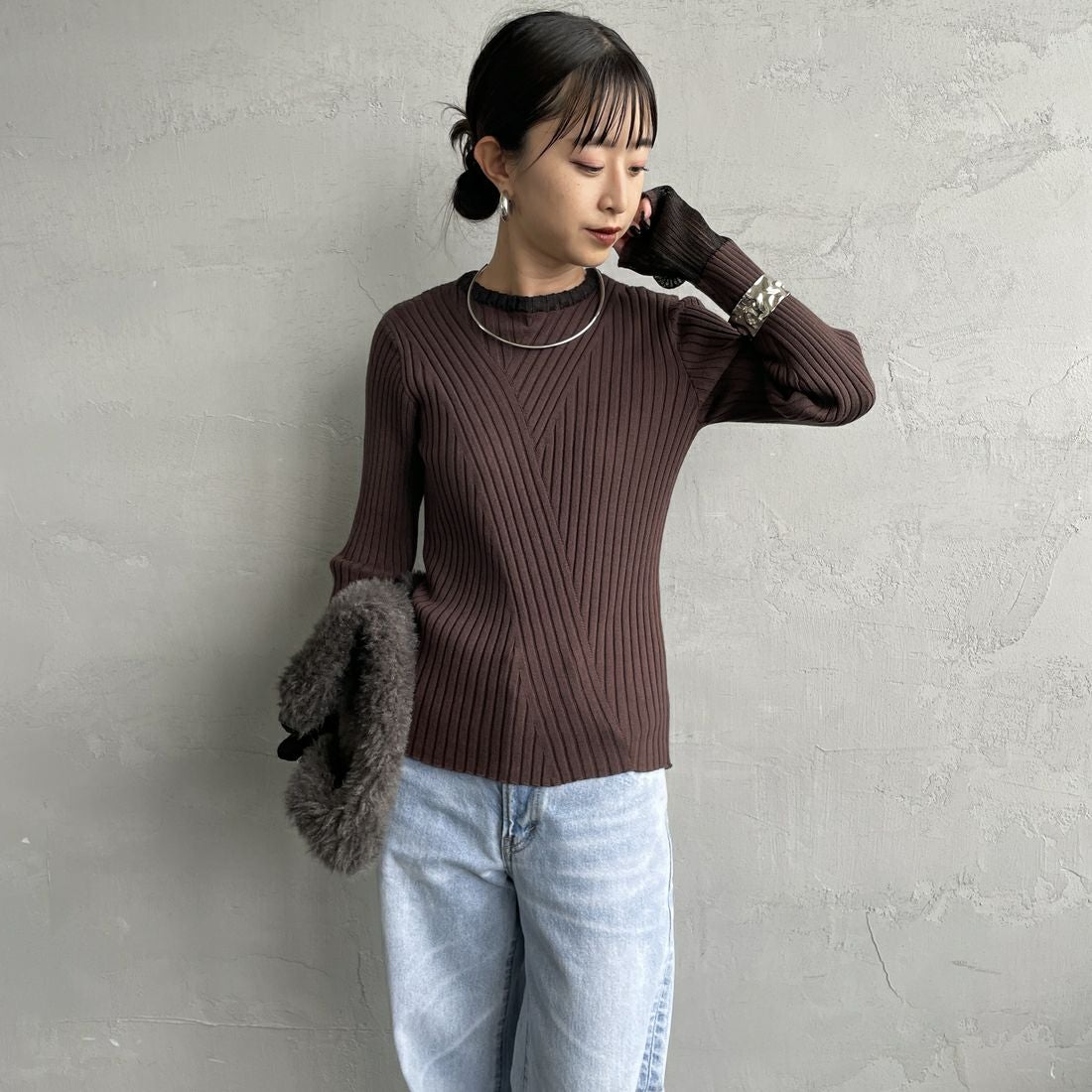 nenom [ネノム] ラメ袖切り替え ランダムリブニット [NE25131024] 28 BROWN &&モデル身長：150cm 着用サイズ：F&&
