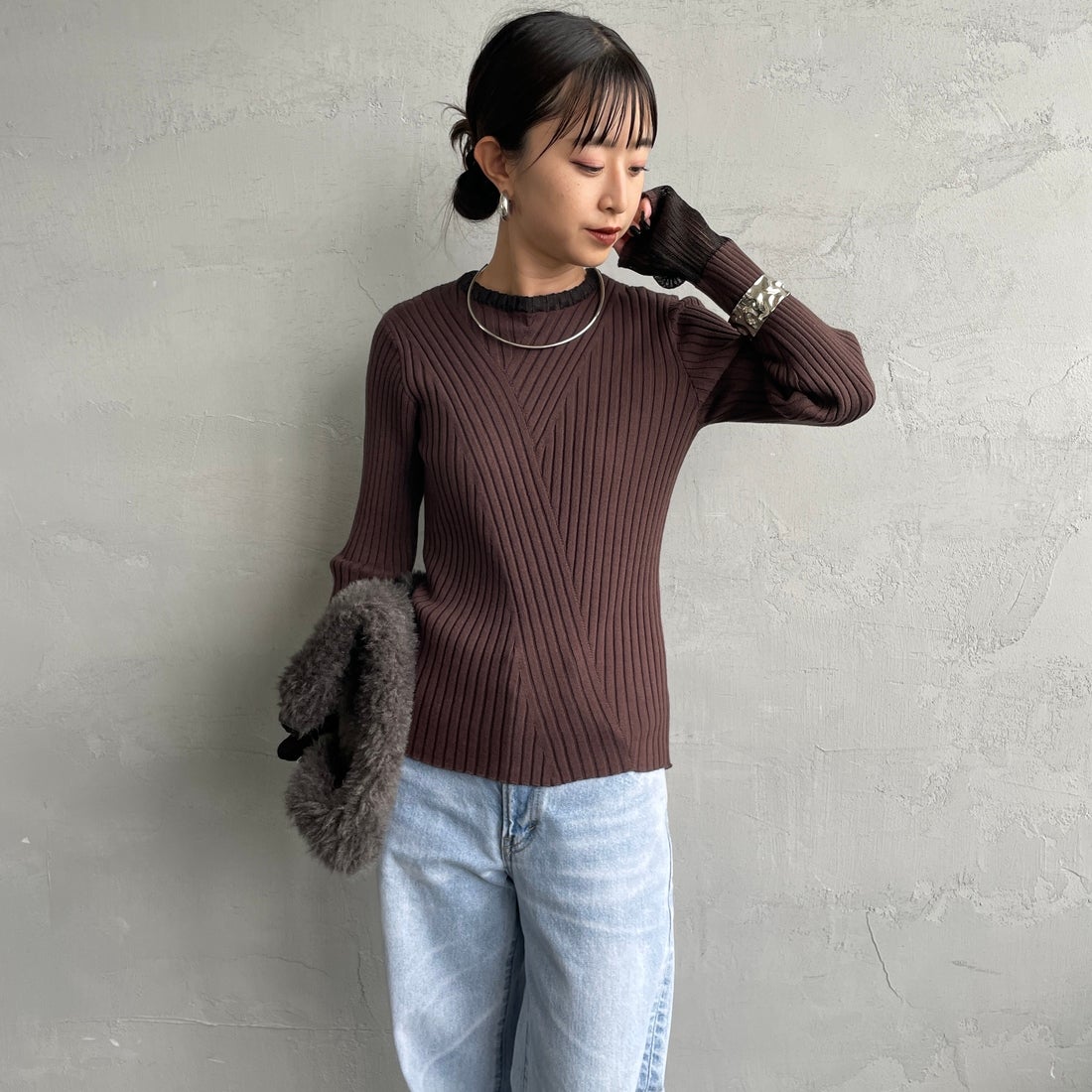 nenom [ネノム] ラメ袖切り替え ランダムリブニット [NE25131024] 28 BROWN &&モデル身長：150cm 着用サイズ：F&&