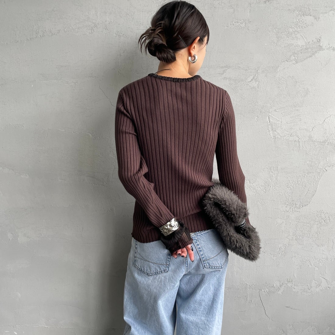 nenom [ネノム] ラメ袖切り替え ランダムリブニット [NE25131024] 28 BROWN &&モデル身長：150cm 着用サイズ：F&&