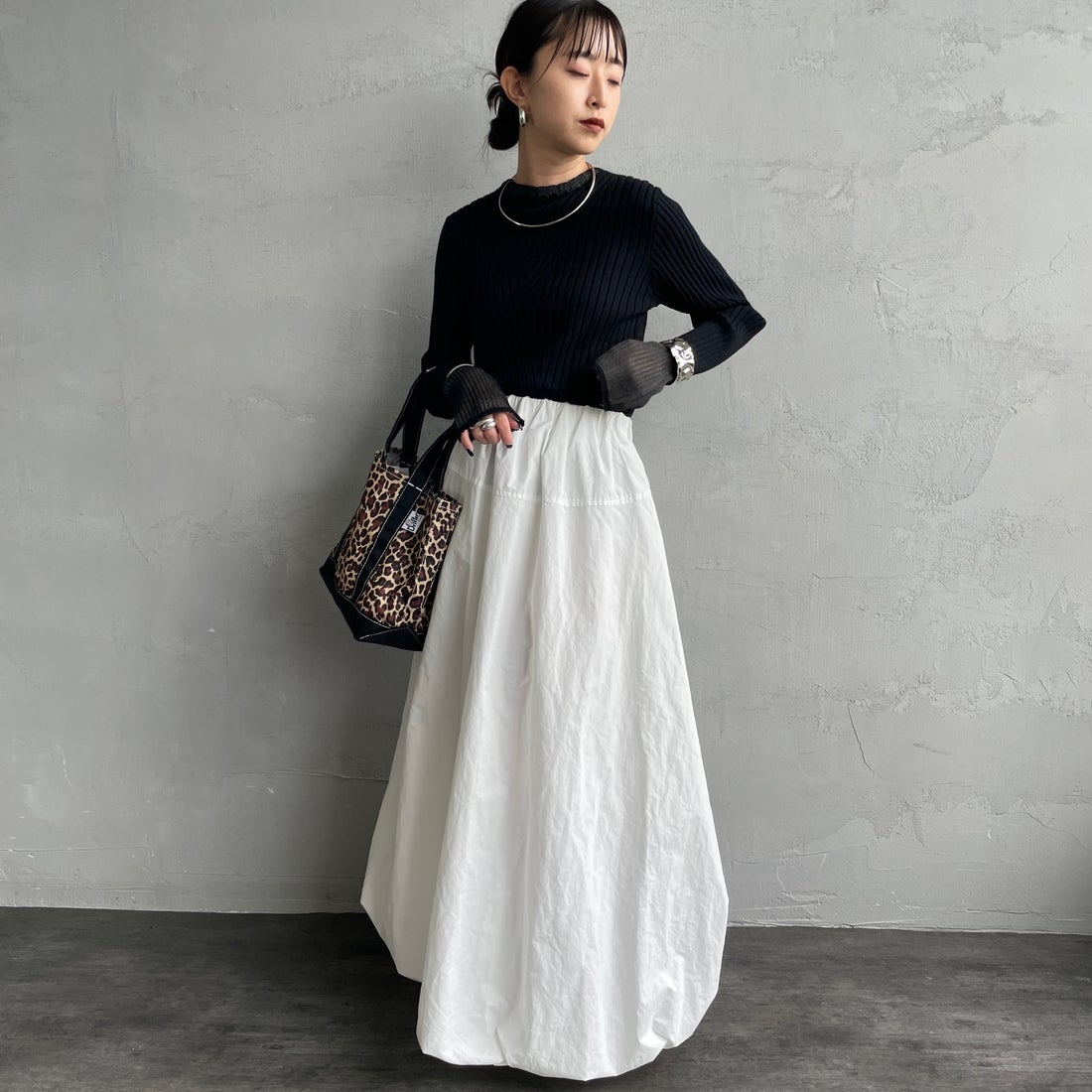 nenom [ネノム] ラメ袖切り替え ランダムリブニット [NE25131024] 09 BLACK &&モデル身長：150cm 着用サイズ：F&&
