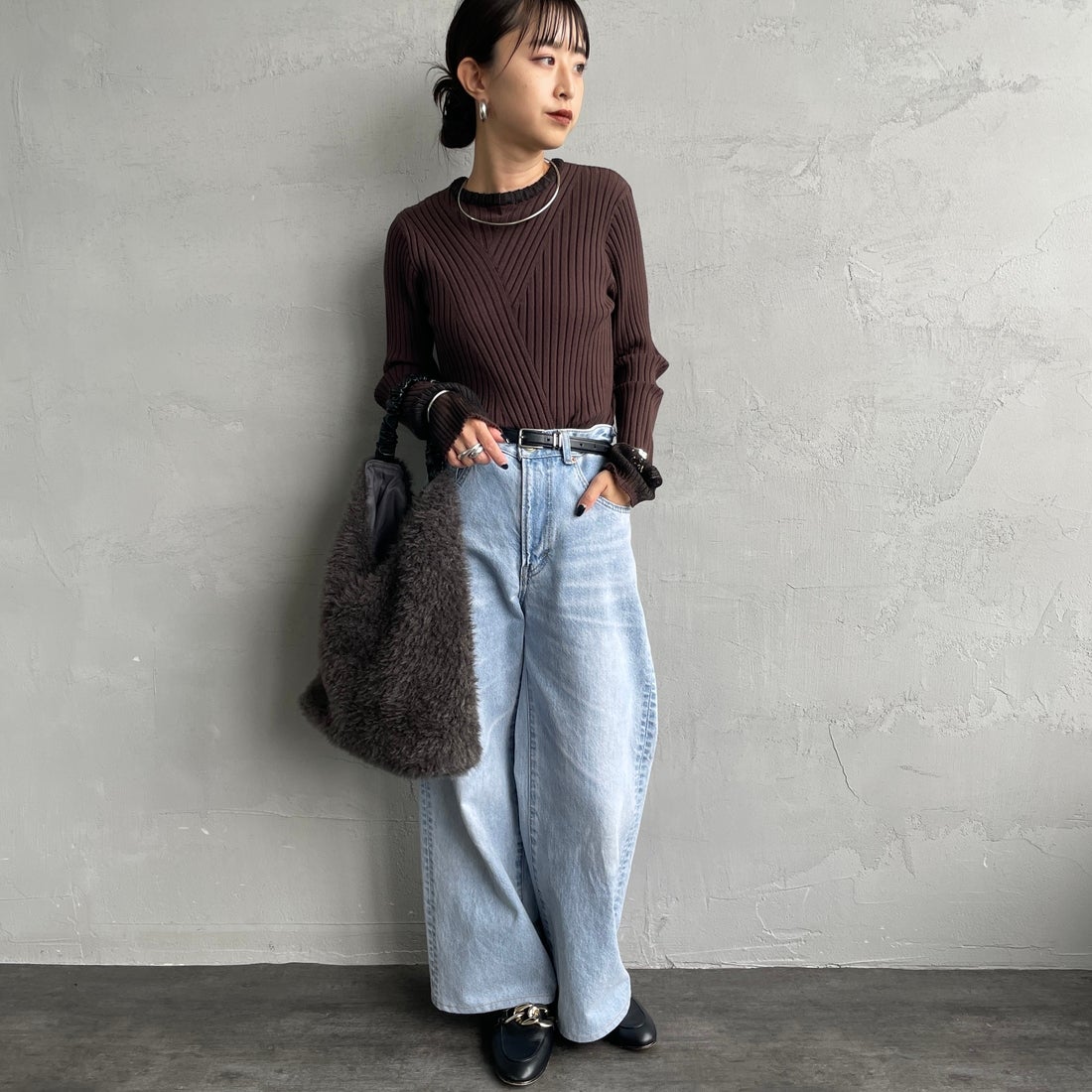 nenom [ネノム] ラメ袖切り替え ランダムリブニット [NE25131024] 28 BROWN &&モデル身長：150cm 着用サイズ：F&&