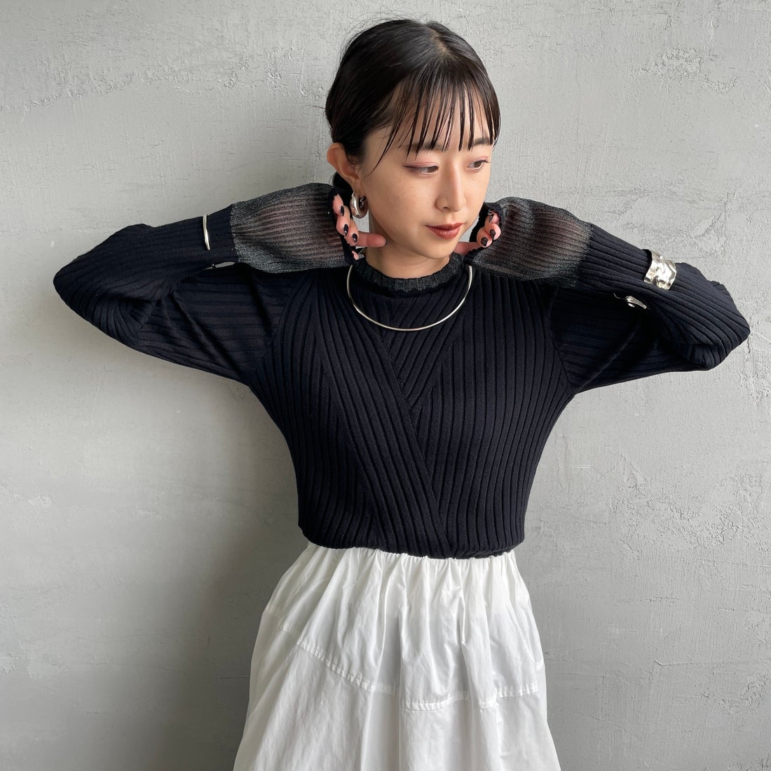 nenom [ネノム] ラメ袖切り替え ランダムリブニット [NE25131024] 09 BLACK &&モデル身長：150cm 着用サイズ：F&&