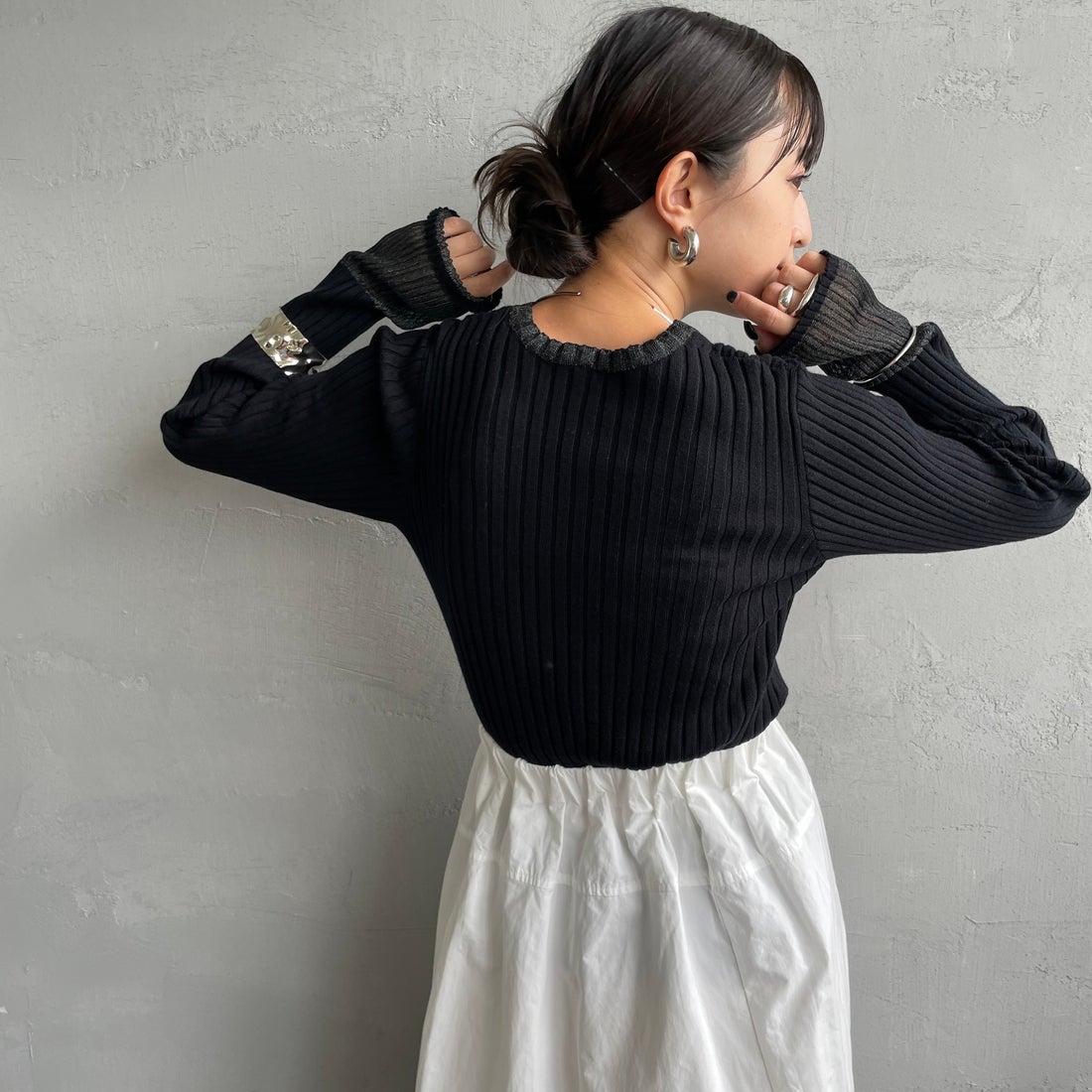 nenom [ネノム] ラメ袖切り替え ランダムリブニット [NE25131024] 09 BLACK &&モデル身長：150cm 着用サイズ：F&&