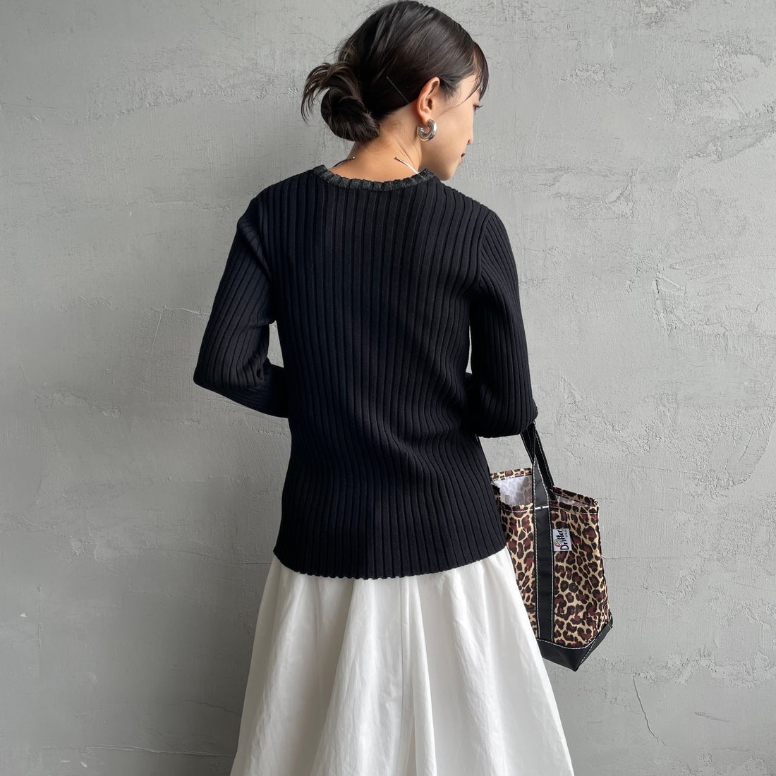 nenom [ネノム] ラメ袖切り替え ランダムリブニット [NE25131024] 09 BLACK &&モデル身長：150cm 着用サイズ：F&&