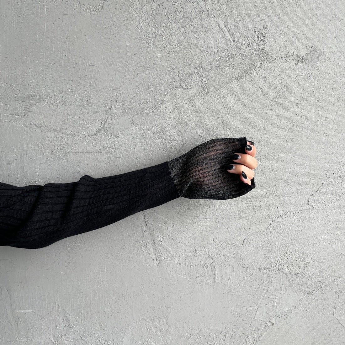 nenom [ネノム] ラメ袖切り替え ランダムリブニット [NE25131024] 09 BLACK &&モデル身長：150cm 着用サイズ：F&&