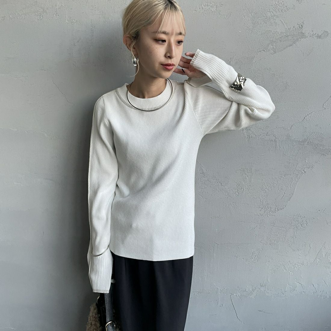 nenom [ネノム] ラメ配色ラインリブニット [NE24131024] 02 OFF &&モデル身長：150cm 着用サイズ：F&&