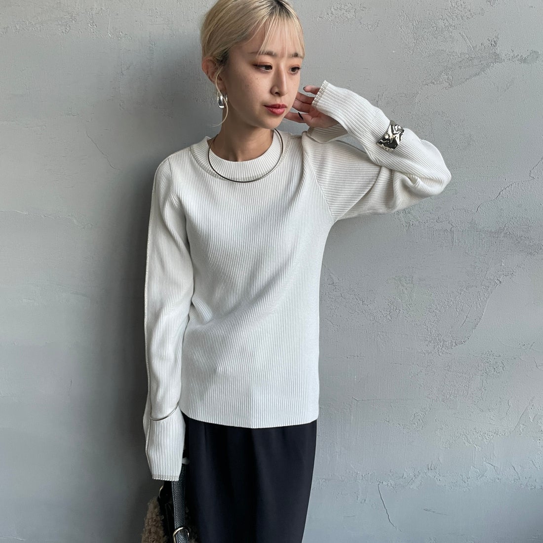 nenom [ネノム] ラメ配色ラインリブニット [NE24131024] 02 OFF &&モデル身長：150cm 着用サイズ：F&&