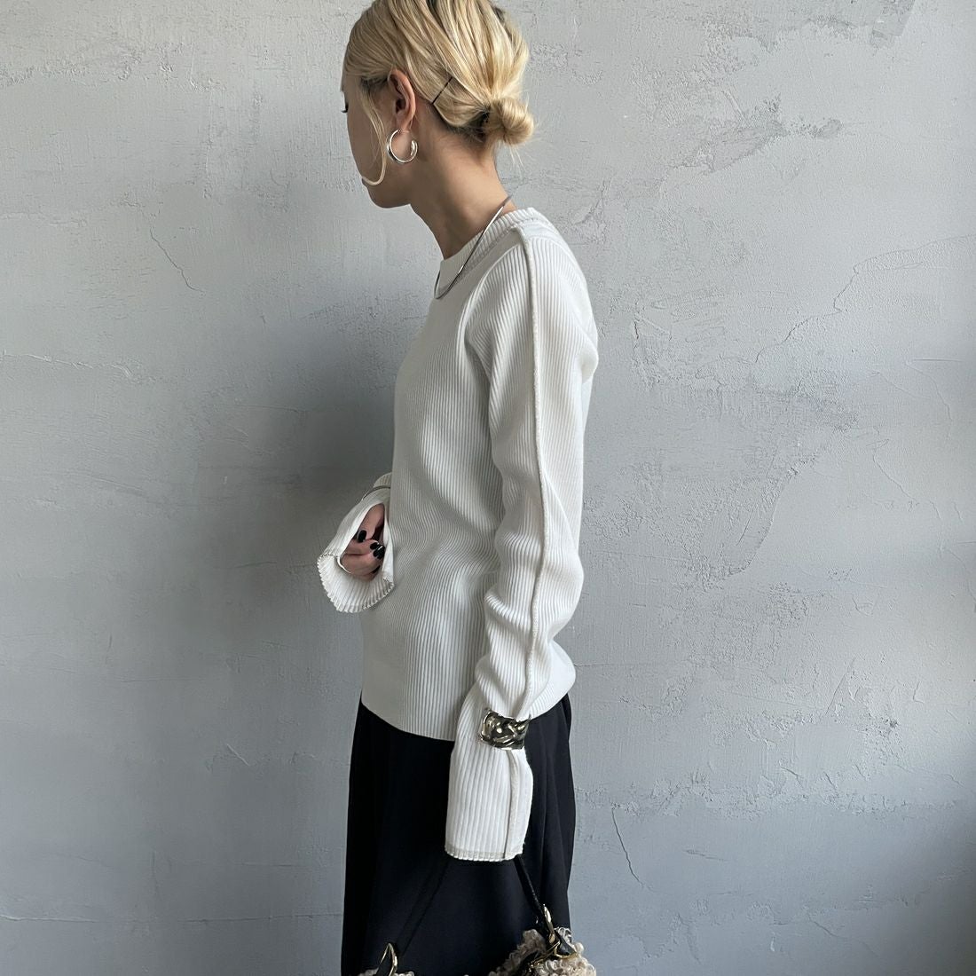 nenom [ネノム] ラメ配色ラインリブニット [NE24131024] 02 OFF &&モデル身長：150cm 着用サイズ：F&&