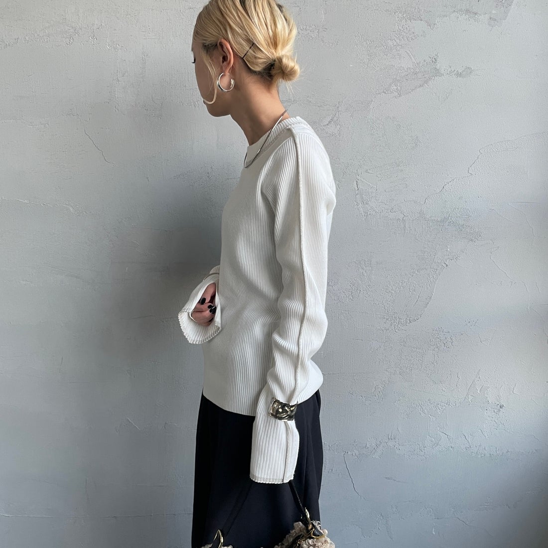 nenom [ネノム] ラメ配色ラインリブニット [NE24131024] 02 OFF &&モデル身長：150cm 着用サイズ：F&&