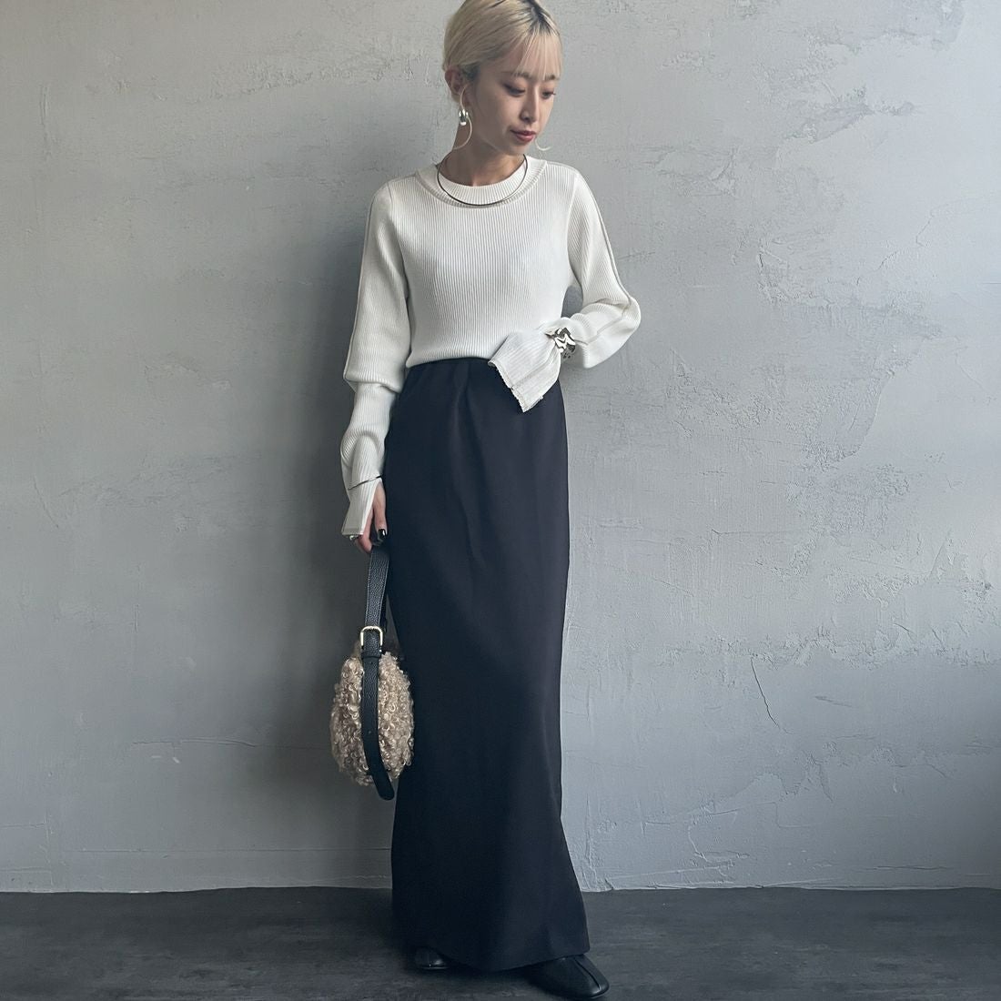 nenom [ネノム] ラメ配色ラインリブニット [NE24131024] 02 OFF &&モデル身長：150cm 着用サイズ：F&&