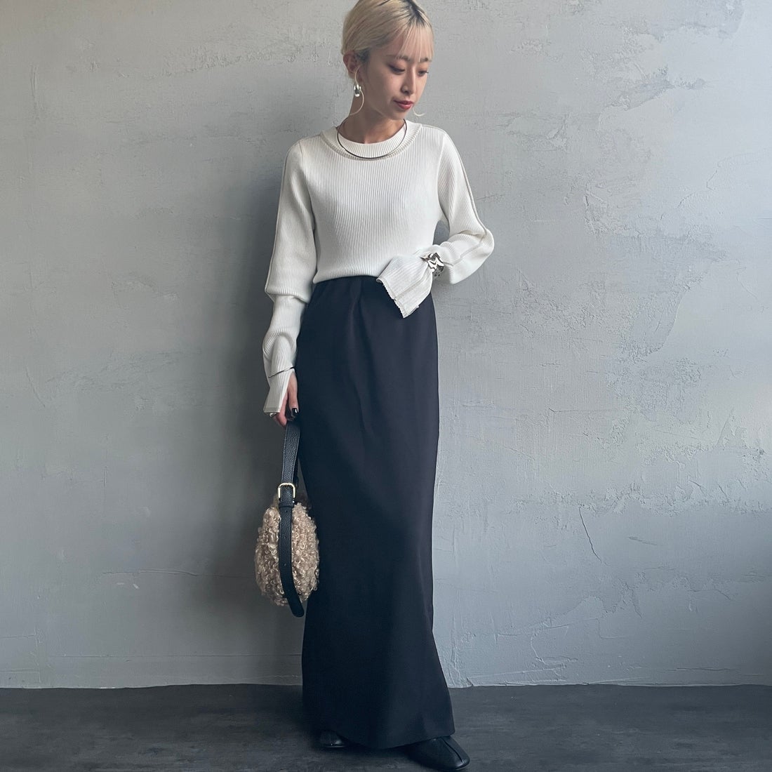 nenom [ネノム] ラメ配色ラインリブニット [NE24131024] 02 OFF &&モデル身長：150cm 着用サイズ：F&&