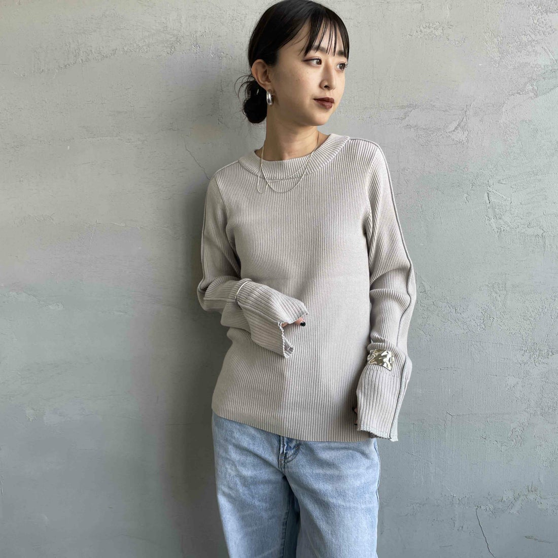 nenom [ネノム] ラメ配色ラインリブニット [NE24131024] 05 L.GRAY &&モデル身長：150cm 着用サイズ：F&&