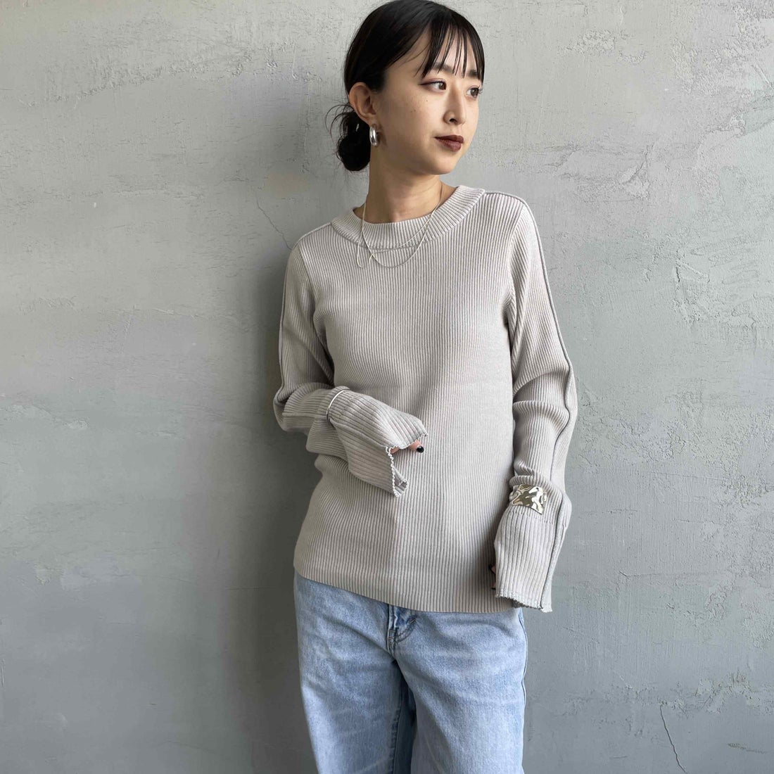 nenom [ネノム] ラメ配色ラインリブニット [NE24131024] 05 L.GRAY &&モデル身長：150cm 着用サイズ：F&&