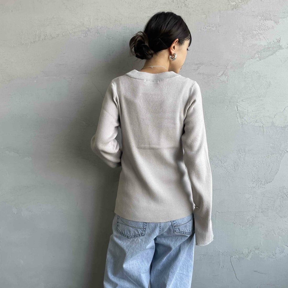 nenom [ネノム] ラメ配色ラインリブニット [NE24131024] 05 L.GRAY &&モデル身長：150cm 着用サイズ：F&&