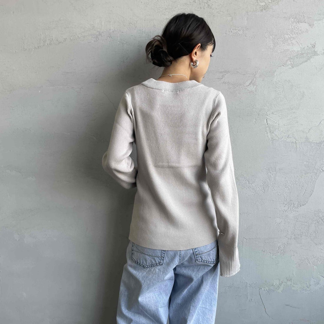 nenom [ネノム] ラメ配色ラインリブニット [NE24131024] 05 L.GRAY &&モデル身長：150cm 着用サイズ：F&&