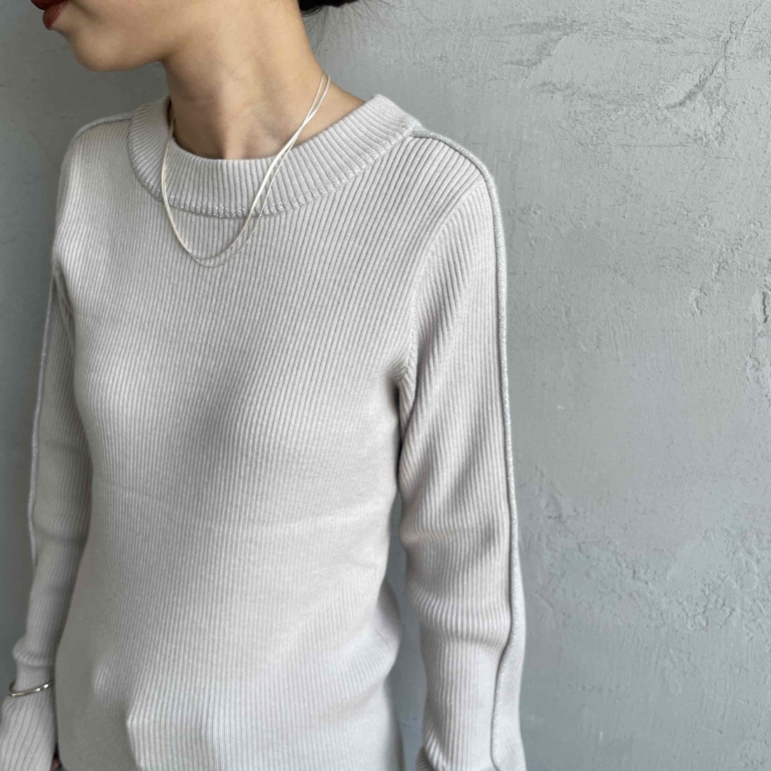 nenom [ネノム] ラメ配色ラインリブニット [NE24131024] 05 L.GRAY &&モデル身長：150cm 着用サイズ：F&&