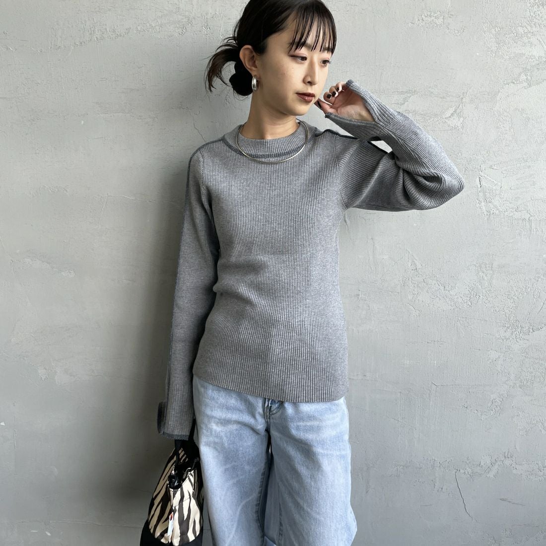 nenom [ネノム] ラメ配色ラインリブニット [NE24131024] 08 CHARCOA &&モデル身長：150cm 着用サイズ：F&&