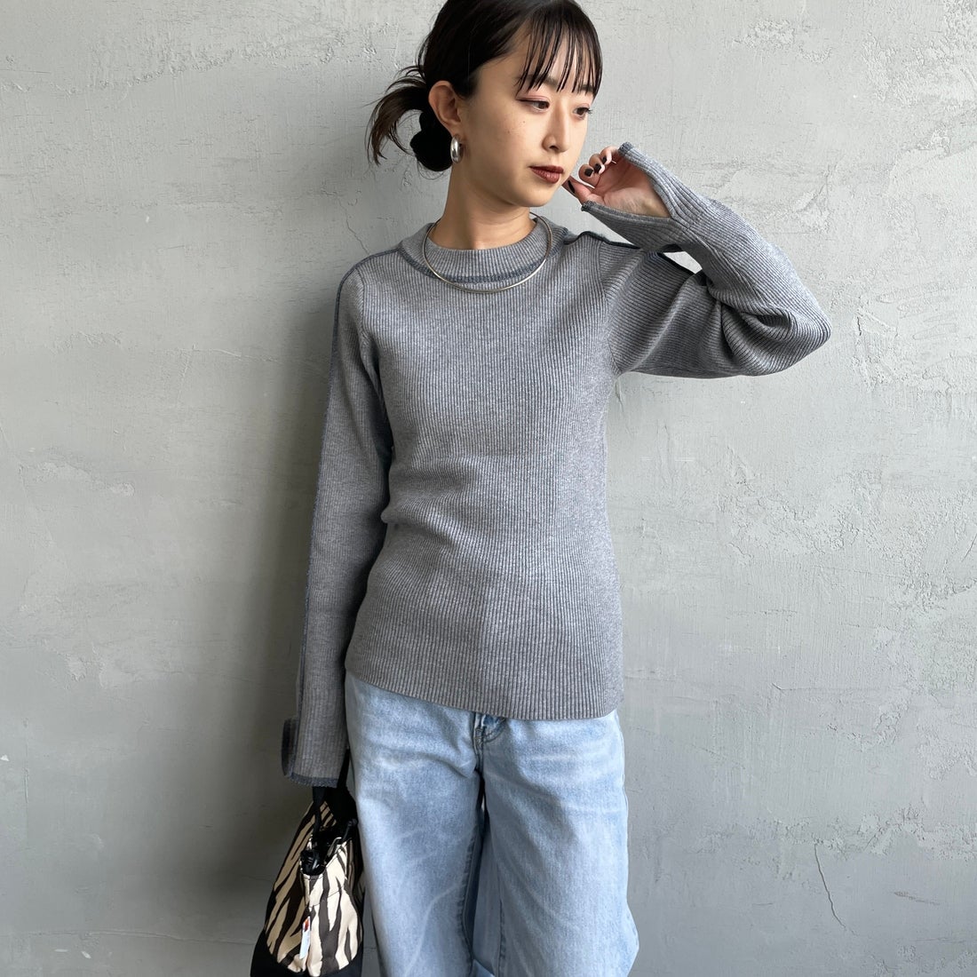 nenom [ネノム] ラメ配色ラインリブニット [NE24131024] 08 CHARCOA &&モデル身長：150cm 着用サイズ：F&&