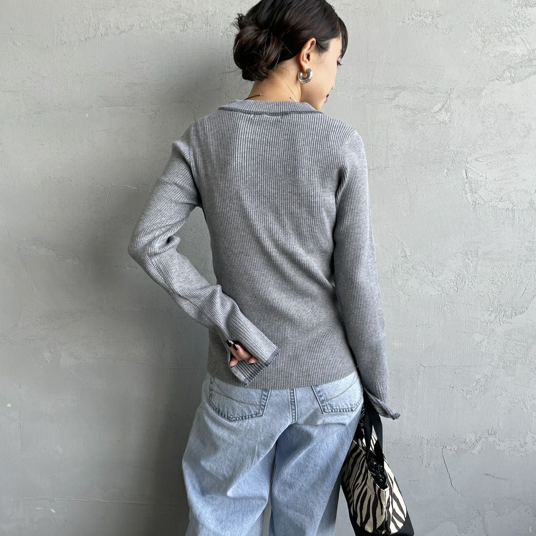 nenom [ネノム] ラメ配色ラインリブニット [NE24131024] 08 CHARCOA &&モデル身長：150cm 着用サイズ：F&&