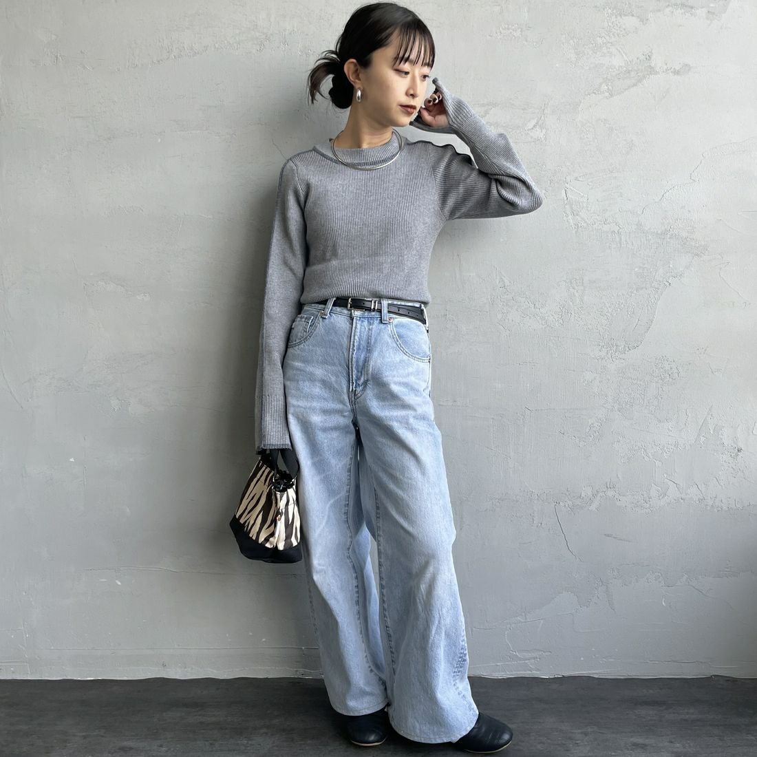 nenom [ネノム] ラメ配色ラインリブニット [NE24131024] 08 CHARCOA &&モデル身長：150cm 着用サイズ：F&&