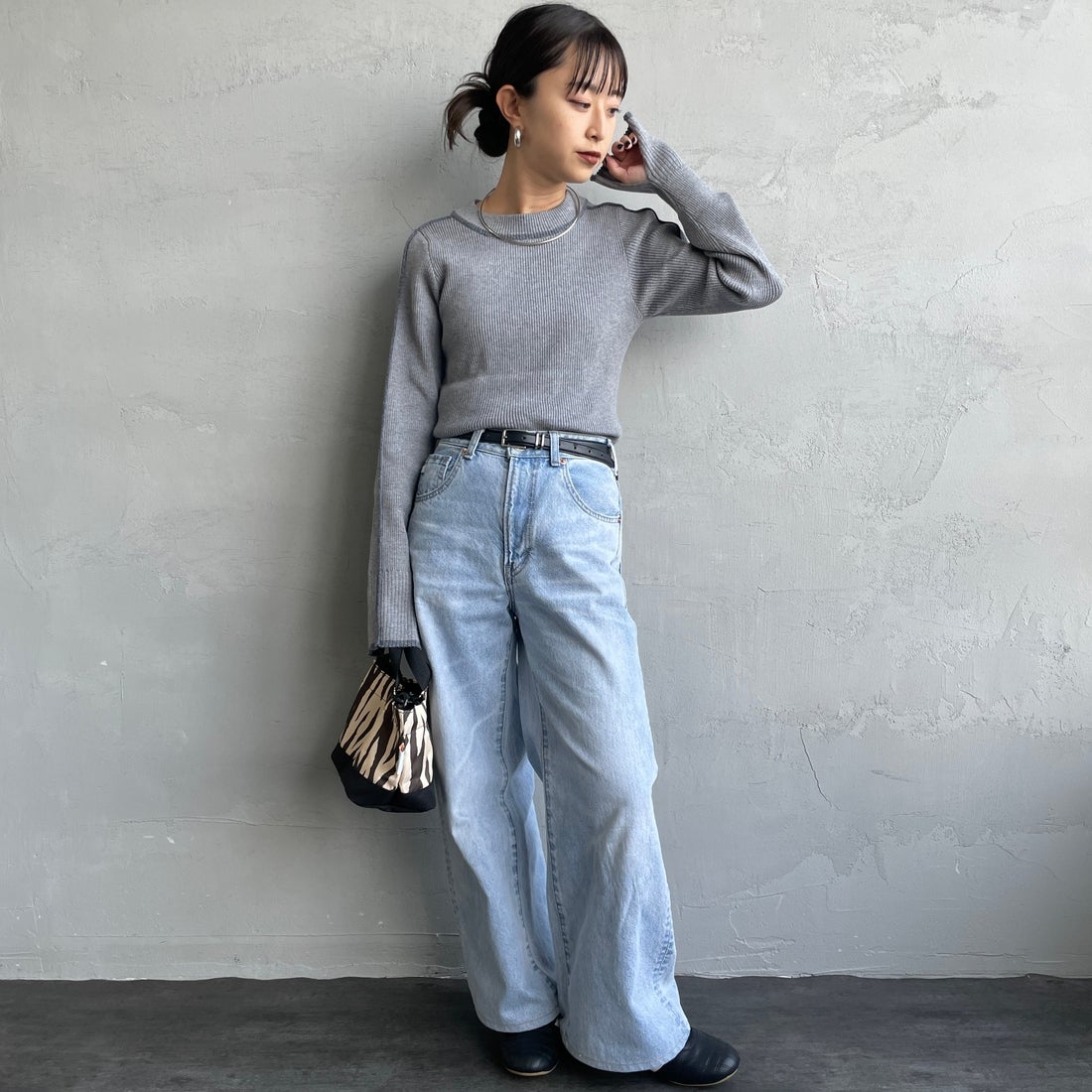 nenom [ネノム] ラメ配色ラインリブニット [NE24131024] 08 CHARCOA &&モデル身長：150cm 着用サイズ：F&&